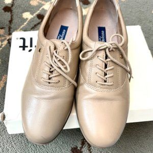 Easy Spirit Motion Leather Oxfords with Protective Shoe Socks